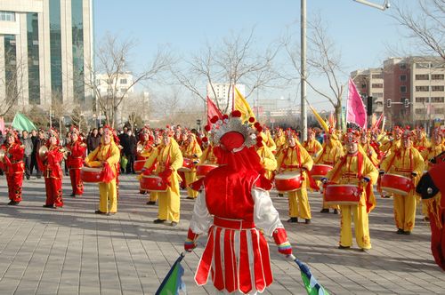 酒泉市2011年元宵節(jié)社火匯演期間，部分社火隊(duì)來(lái)公司拜年
