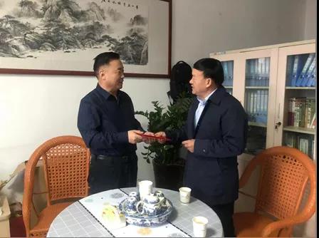 敦煌種業(yè)領導看望慰問公司老干部、老黨員及困難黨員職工