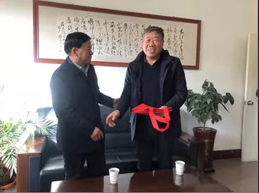 敦煌種業(yè)領導看望慰問公司老干部、老黨員及困難黨員職工
