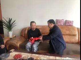 敦煌種業(yè)領導看望慰問公司老干部、老黨員及困難黨員職工