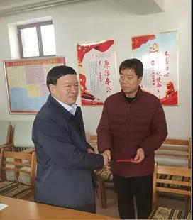 敦煌種業(yè)領導看望慰問公司老干部、老黨員及困難黨員職工